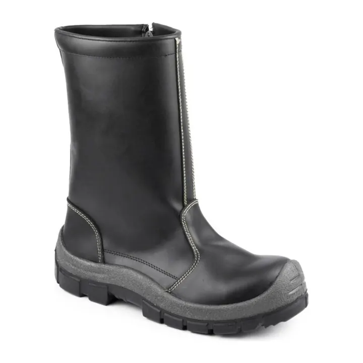 Bota de soldador en cuero negro con caña alta y puntera reforzada sobre fondo blanco