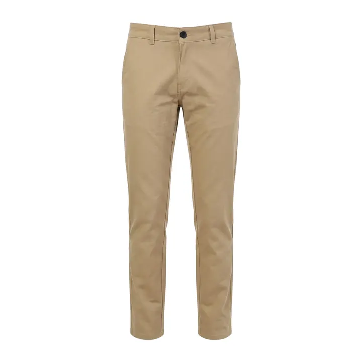 Pantalón de dril caqui para hombre sobre fondo blanco