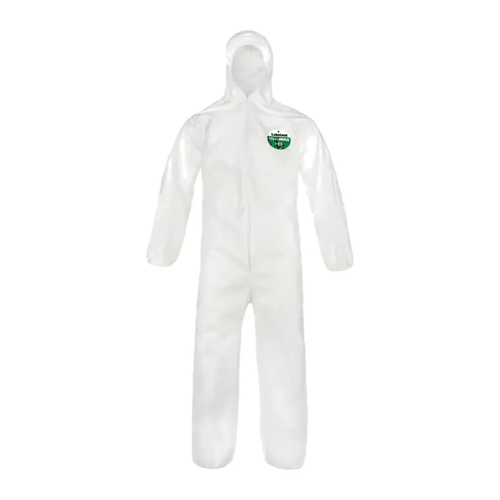 Traje microporoso blanco con capucha y cremallera sobre fondo blanco