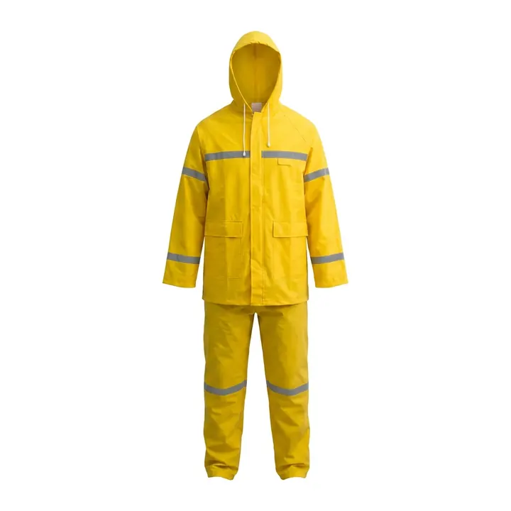 Conjunto de lluvia amarillo con cintas reflectivas, chaqueta con capucha y pantalón sobre fondo blanco