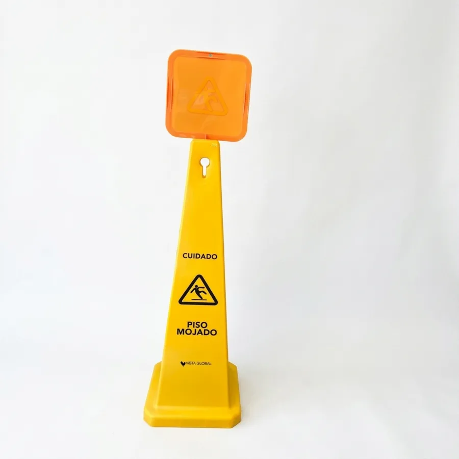Cono señalizador amarillo con texto CUIDADO PISO MOJADO y remate naranja