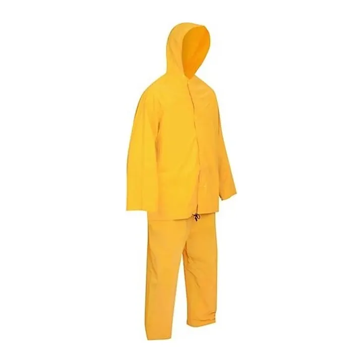 Conjunto de lluvia amarillo con chaqueta con capucha y pantalón sobre fondo blanco