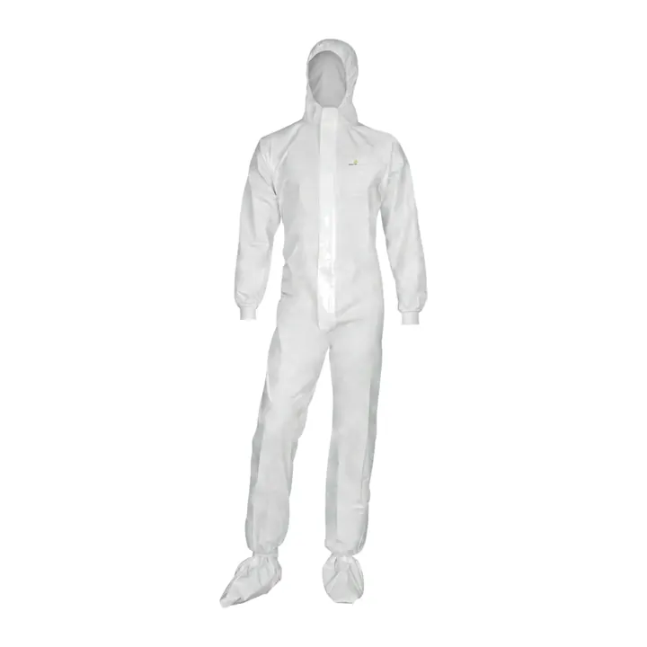 Traje desechable blanco con capucha y cubrezapatos sobre fondo blanco