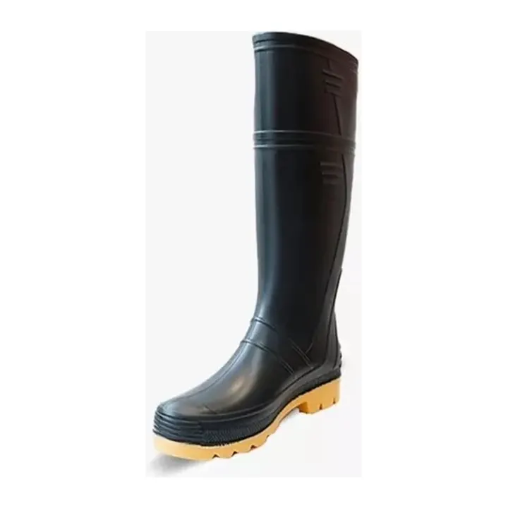 Bota pantanera negra de caña alta con suela beige sobre fondo blanco