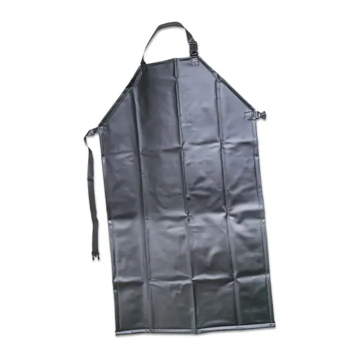 Delantal impermeable en PVC negro con hebillas sobre fondo blanco
