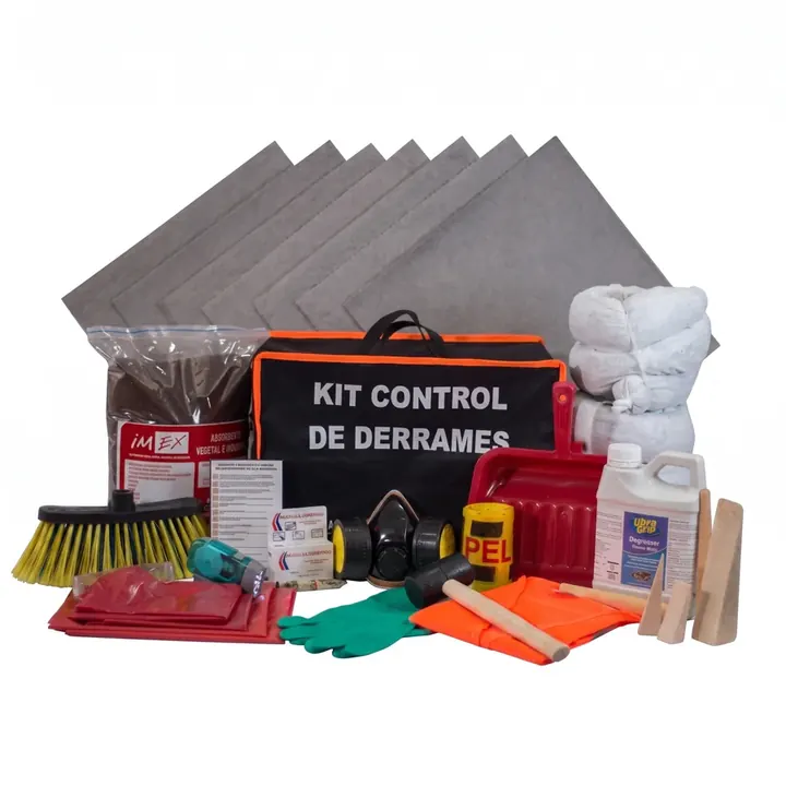 Kit de derrames con absorbentes tipo calcetín y almohadillas sobre fondo blanco