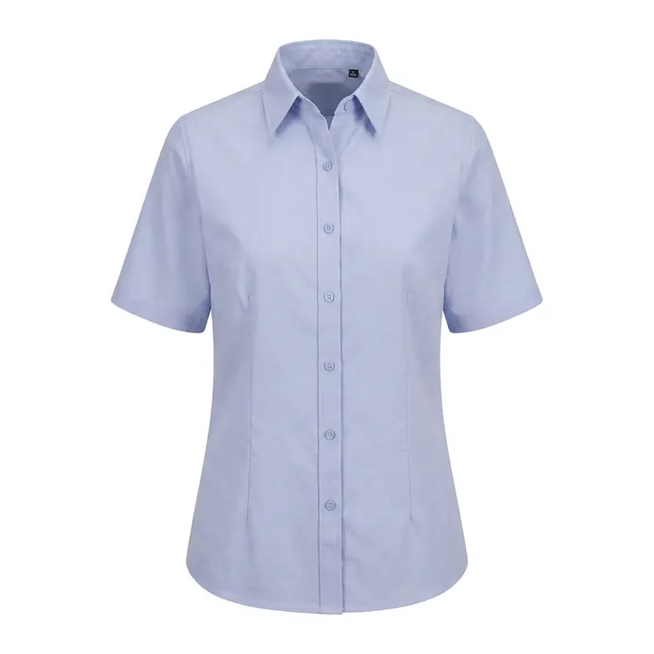 Camisa oxford azul para dama de manga corta sobre fondo blanco