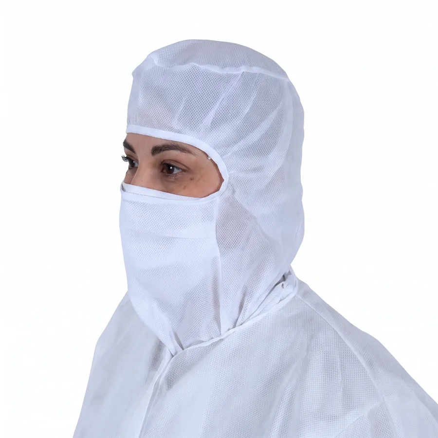 Persona con capucha cofia blanca en no tejido que cubre cabeza y hombros