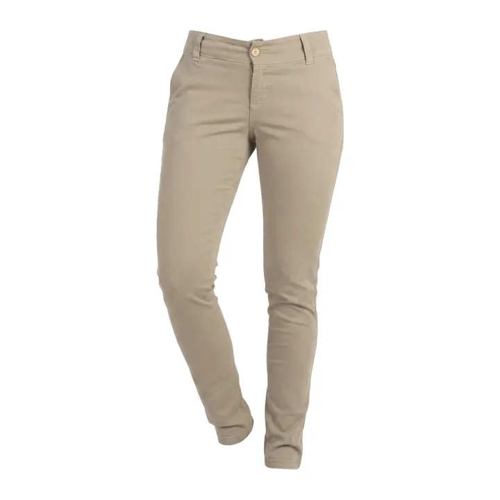 Pantalón de dril caqui para dama sobre fondo blanco