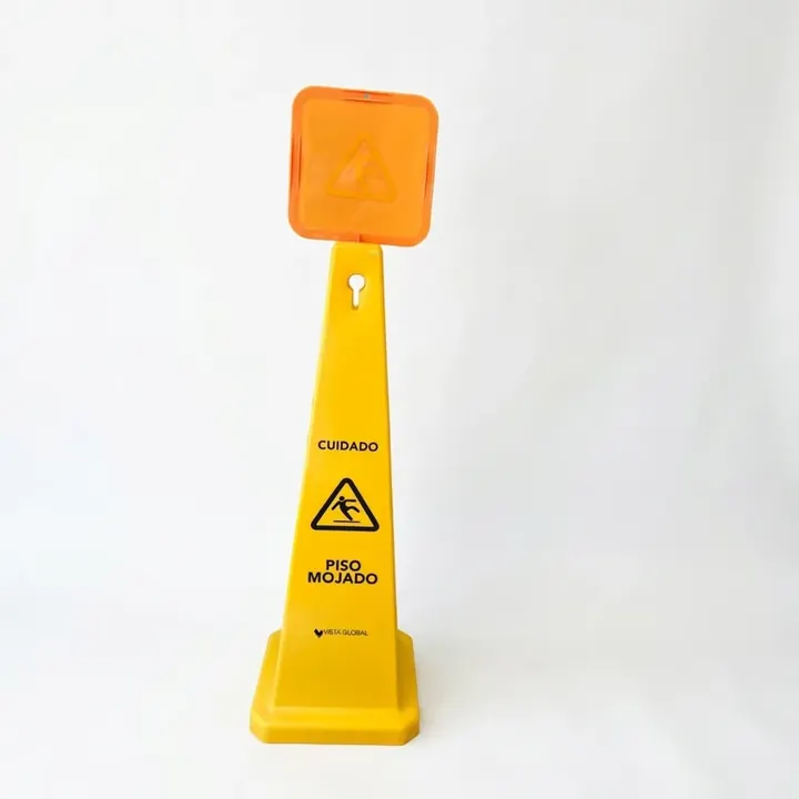 Cono señalizador amarillo con texto CUIDADO PISO MOJADO y remate naranja