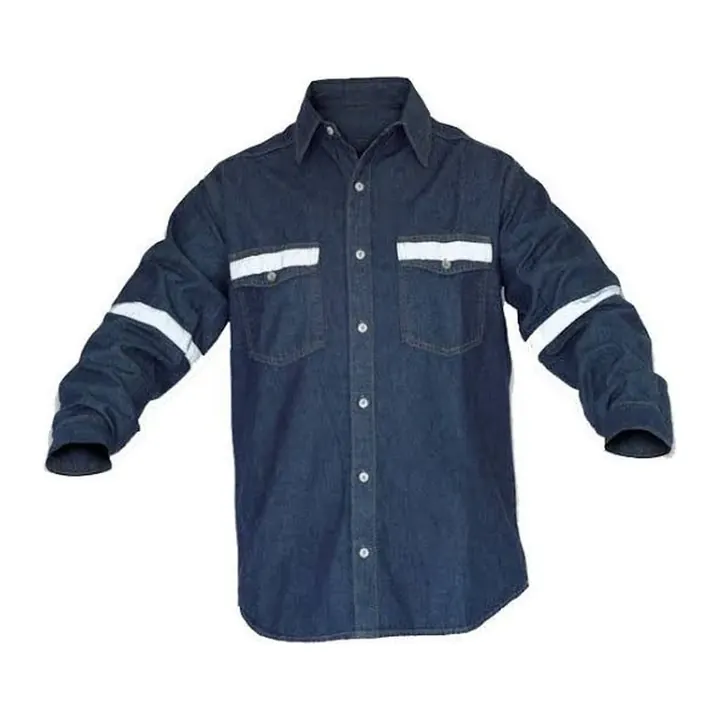 Camisa de jean manga larga con cintas reflectivas y dos bolsillos sobre fondo blanco