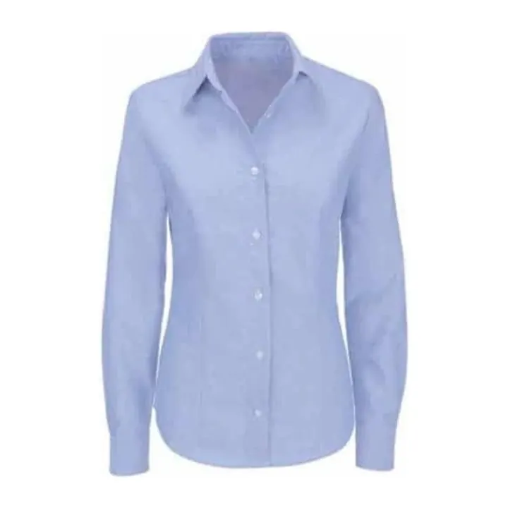 Camisa oxford azul para dama de manga larga sobre fondo blanco