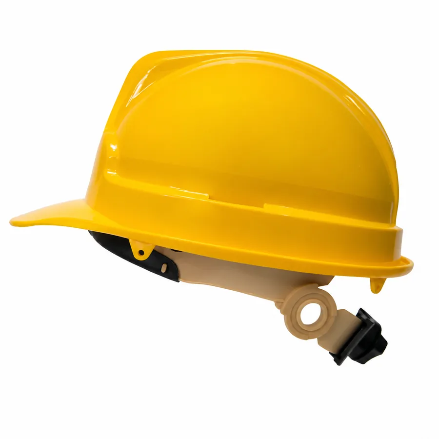 Casco de seguridad amarillo tipo gorra con arnés interno y ranuras laterales sobre fondo blanco