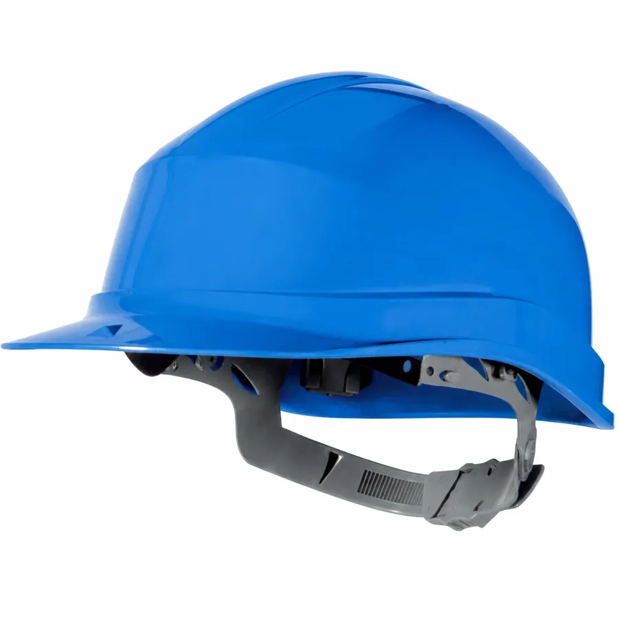 Casco de seguridad industrial azul de ala corta con arnés gris sobre fondo blanco