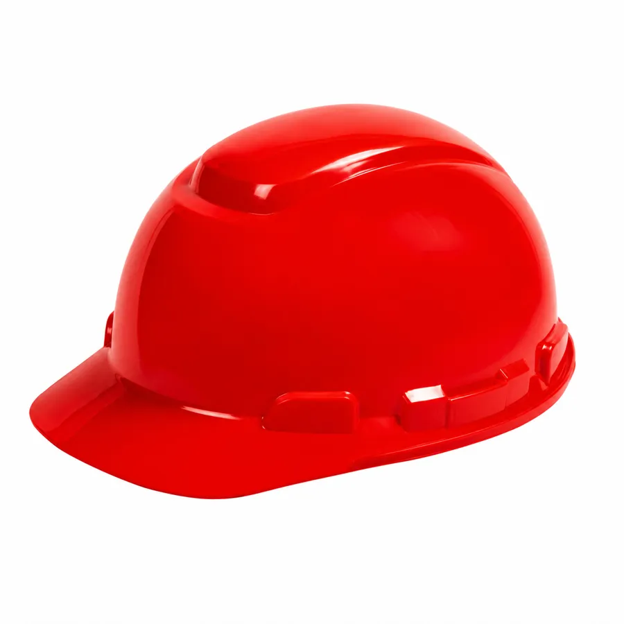 Casco de seguridad rojo tipo gorra con ranuras laterales sobre fondo blanco