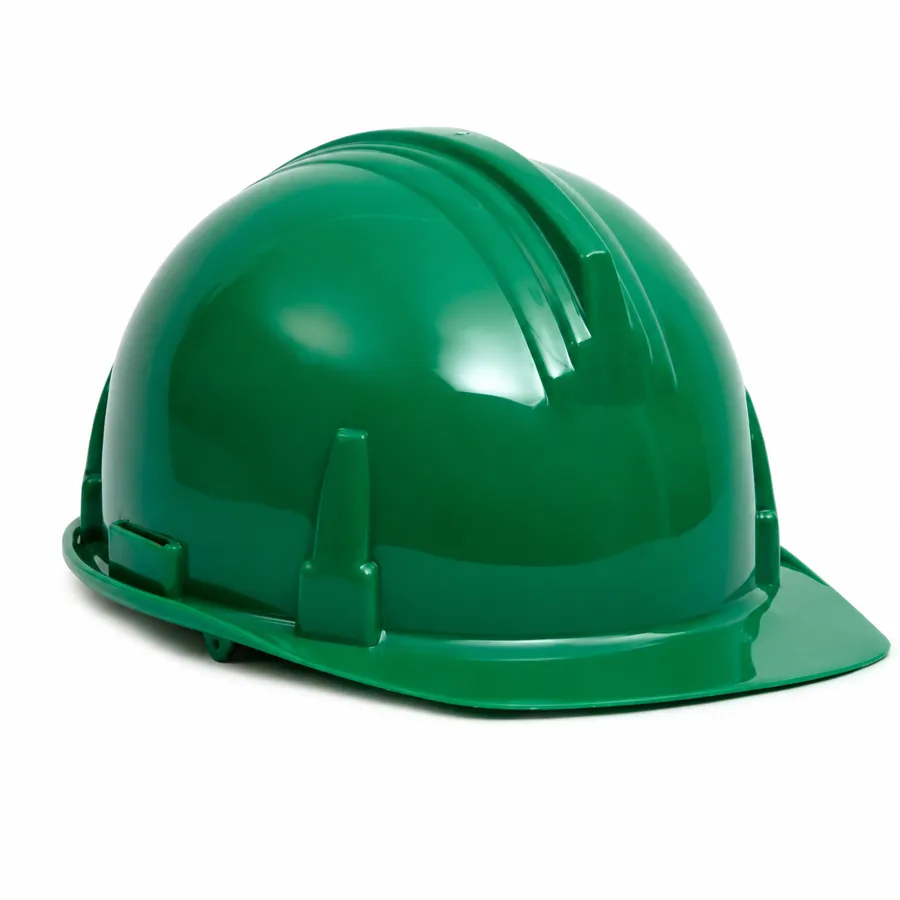Casco de seguridad industrial verde con visera y ajuste ratchet sobre fondo blanco