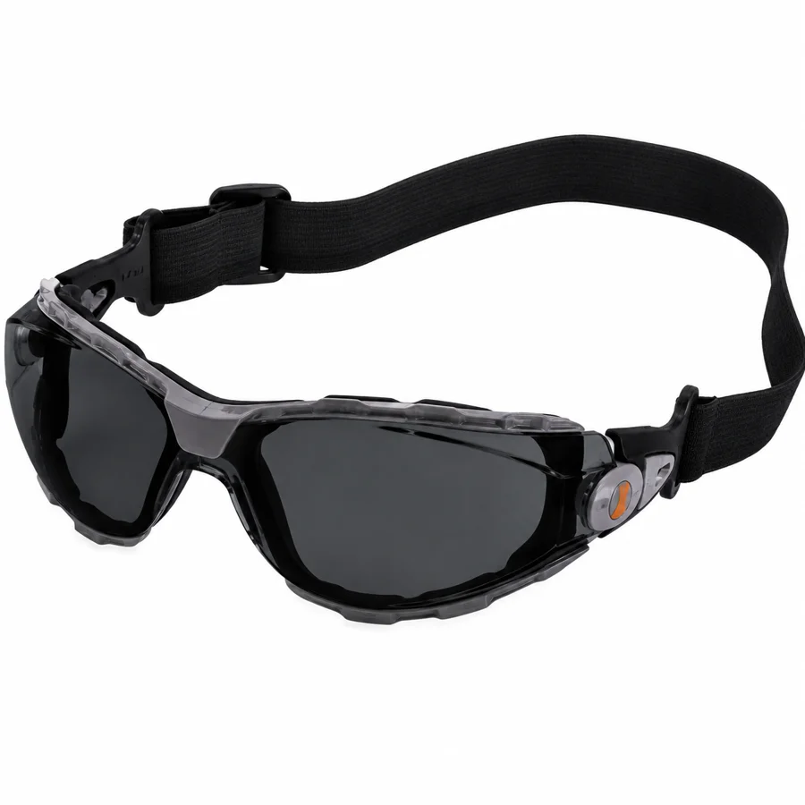 Gafa de seguridad tipo goggle negra con lente oscuro y banda elástica sobre fondo blanco