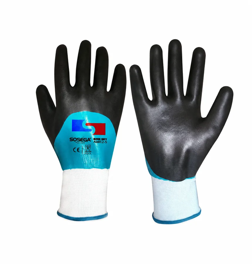Guante de seguridad con recubrimiento de nitrilo negro y azul y puño blanco sobre fondo blanco