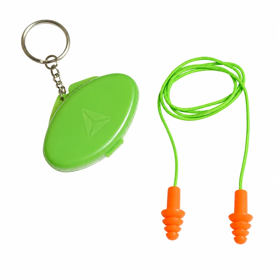 Tapones auditivos reutilizables naranjas con cordón verde y estuche con llavero sobre fondo blanco